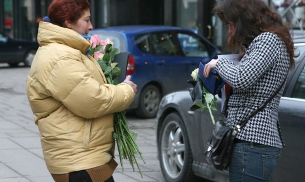 Gėles pardavinėjančių moterų įkyriai atakuojamus kauniečius pareigūnai ragina akylai saugoti savo turtą.