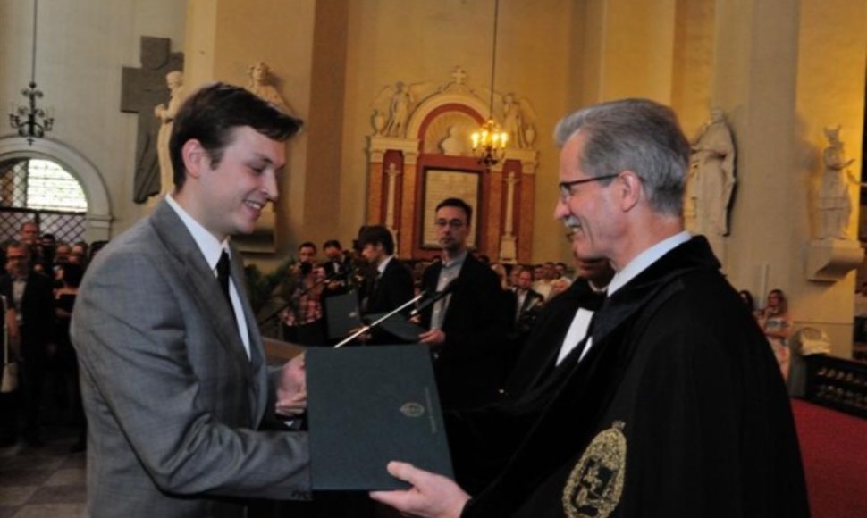 Vilniaus universiteto teisininkams – diplomai ir apdovanojimai.