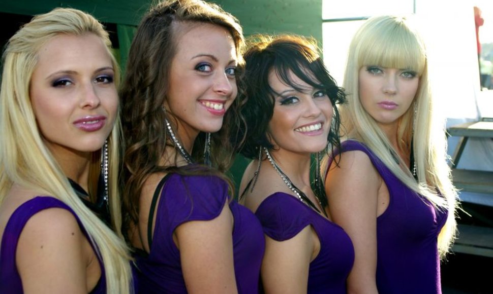 Grupės „BM“ narė Gintė (trečia mergina iš kairės)