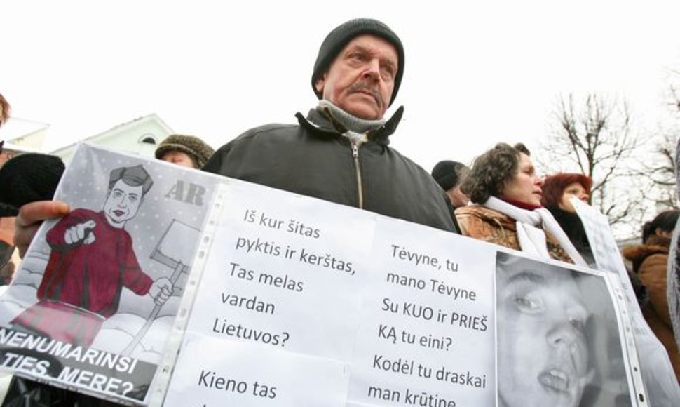 Prie savivaldybės susirinkę protestuotojai reikalavo neatimti Partizanų gatvėje esančiose patalpose įkurto dienos centro.