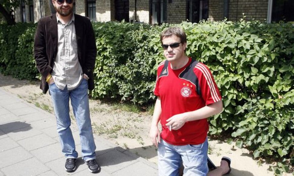 Prodiuseris R.Skaisgirys vyriškai įvykdė jam skirtą užduotį – valandą klūpėjo prie Vokietijos ambasados Vilniuje. Tai teko daryti, nes pralaimėjo lažybas – Vokietijos futbolo rinktinė netapo Europos futbolo čempionato nugalėtoja.