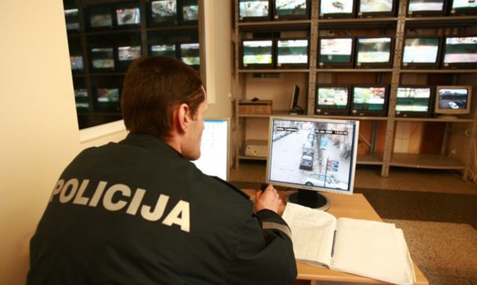 Vaizdo kamerų transliuojamą vaizdą visą parą stebi policijos pareigūnai. 