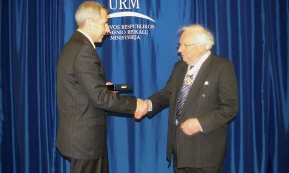 Užsienio reikalų ministras Vygaudas Ušackas apdovanojo Gabrielių Žemkalnį (dešinėje).