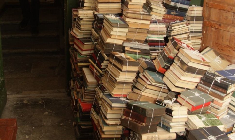Vilniaus universiteto biblioteka kasmet nurašo po 20-30 tūkst. kg knygų, tačiau makulatūros dėl stojusios rinkos supirkti neatsiranda kam.