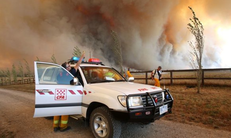 Dėl stiprių vėjų ir didelės kaitros trijose Australijos valstijose įsiplieskė daugiau nei 50 gaisrų.