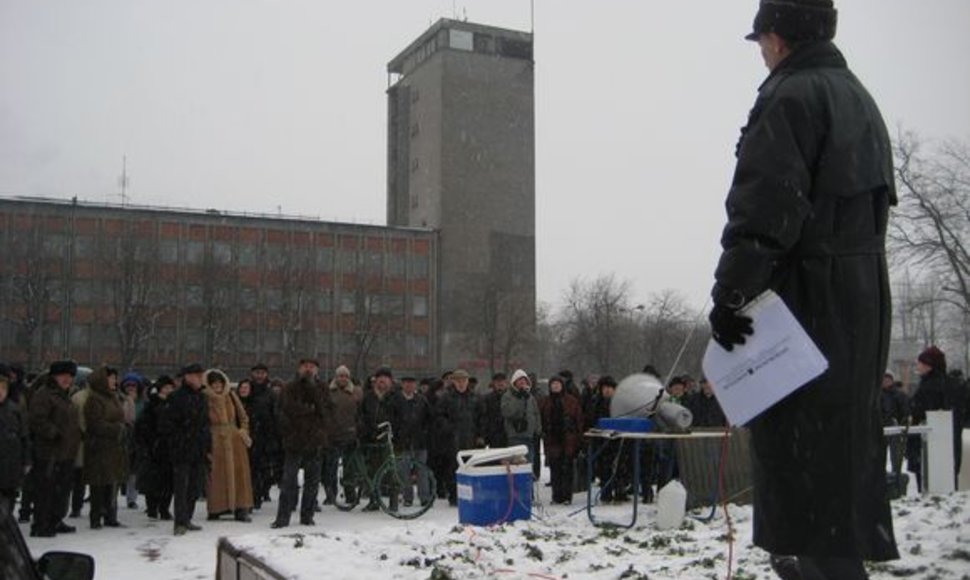 Mintinguotojų į Atgimimo aikštę, pasiklausyti J.Burbos pasisakymų susirinko „skystai“.