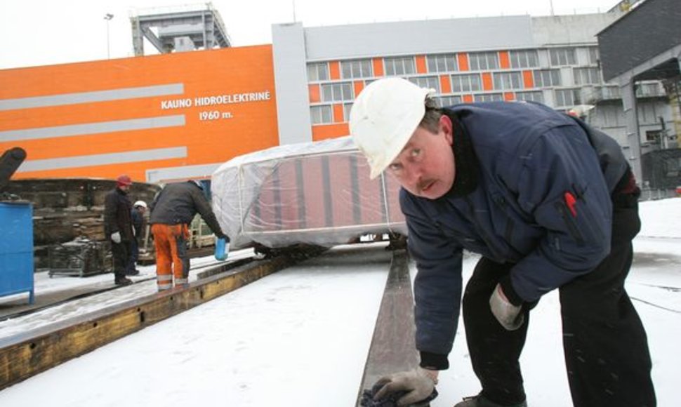 Anot Kauno HE vadovo J.Bartlingo, kiekvieną dieną rekonstrukcijos darbų metu elektrinėje plušo apie 120 darbininkų.