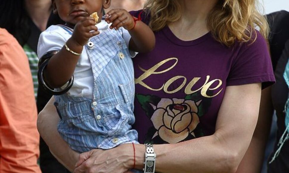 Madonna su įsūniu.