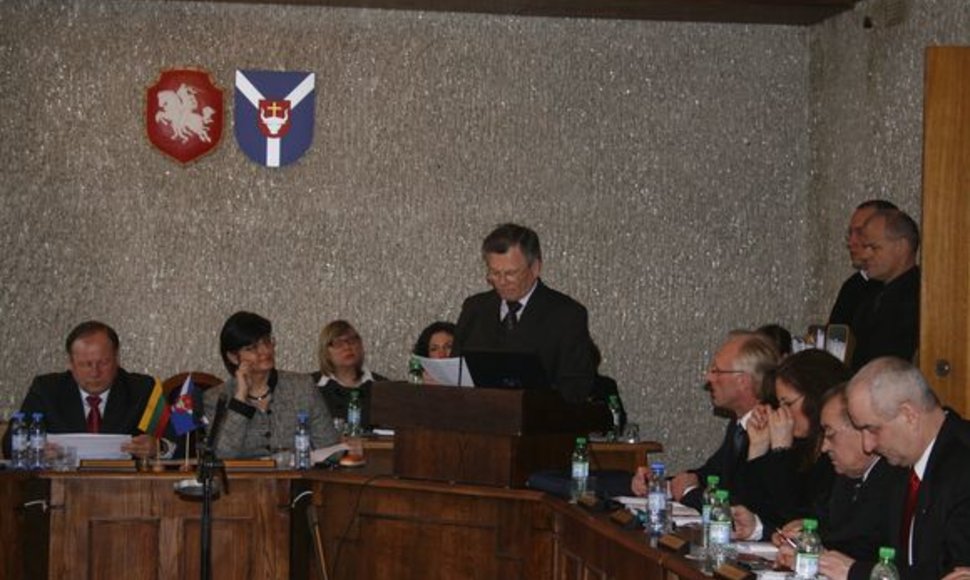 N.Kliučienė (antra iš kairės) tarybos narius ragina būti solidarius ir tikisi, jog svarstant kompensacijų mažinimo klausimą, daugelis politikų balsuos „už“.