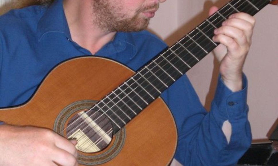 Gitaristas V.Mikuckis maksimaliai atskleidžia technines gitaros galimybes.