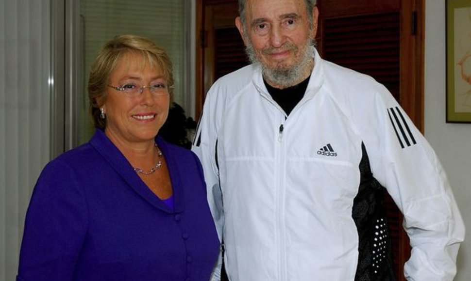 Anksčiau vasarį F.Castro ir Čilės prezidentės Michelle Bachelet nuotrauka.