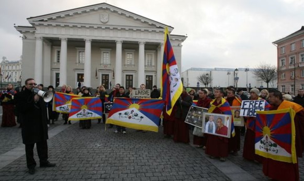 Protesto akcija už Tibetą nuo Kinijos ambasados persikėlė į Rotušės aikštę.