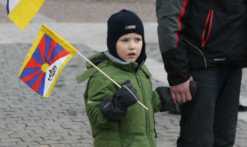 Vaikas su Tibeto vėliavėle