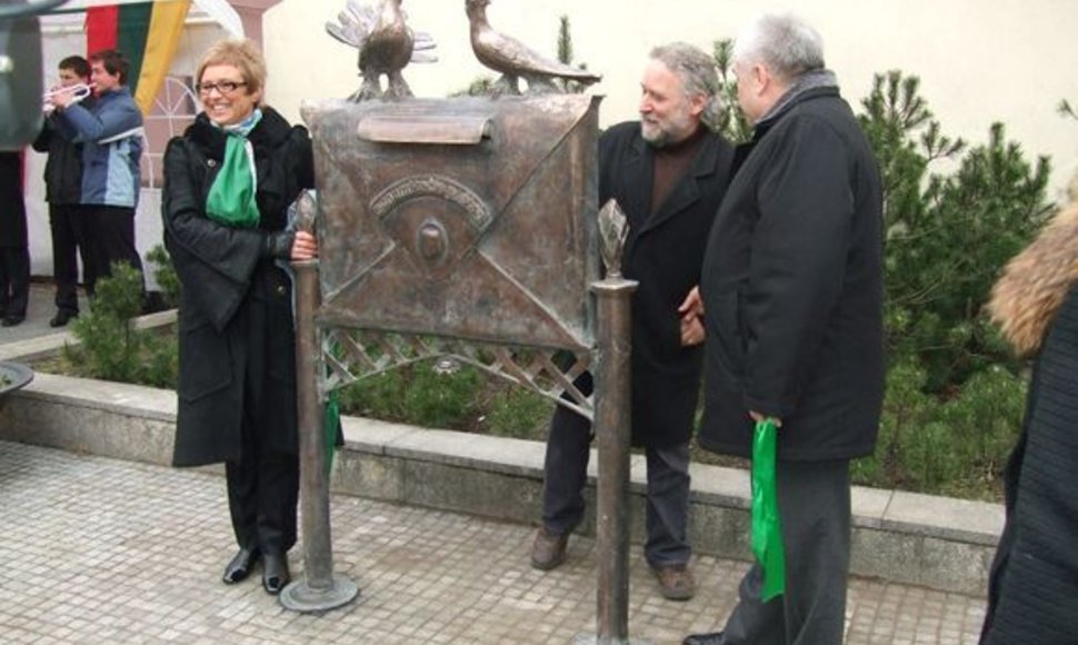 Klaipėdoje antradienį ties Tiltų ir Turgaus gatvių sankryža atidengta nauja skulptūra „Senamiesčio paštas“.