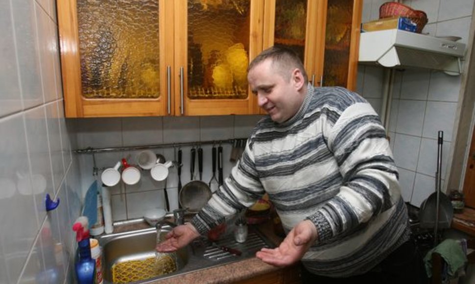 Vilniečio Grigorijaus namuose, kol atiteka karštas vanduo, karšto vandens skaitiklis sukasi skaičiuodamas šalto vandens kiekį.