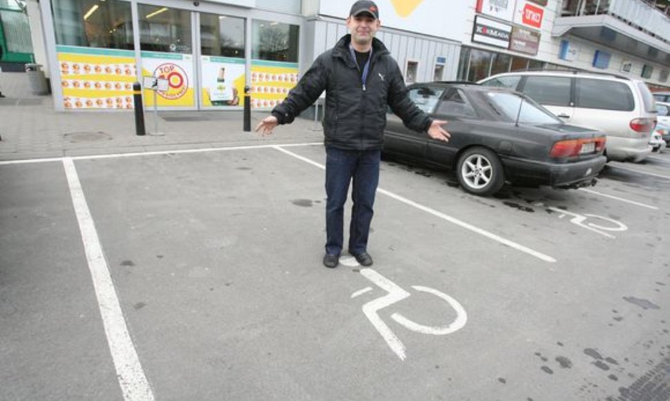 Išėjęs iš parduotuvės O.Gurovas neberado savo automobilio – jis buvo nutemptas dėl to, kad nepažymėtas atitinkamu ženklu stovėjo neįgaliojo vietoje.