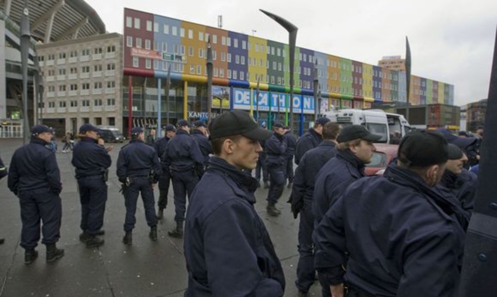 Olandų policininkai evakuoja parduotuvių rajoną.