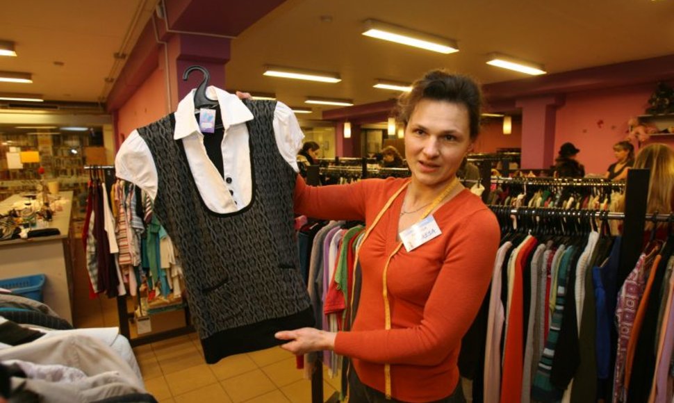 Dėvėtų drabužių parduotuvės „Pasaulio drabužiai“ pardavėja Teresa pastaruoju metu pastebi išaugusį klientų susidomėjimą.