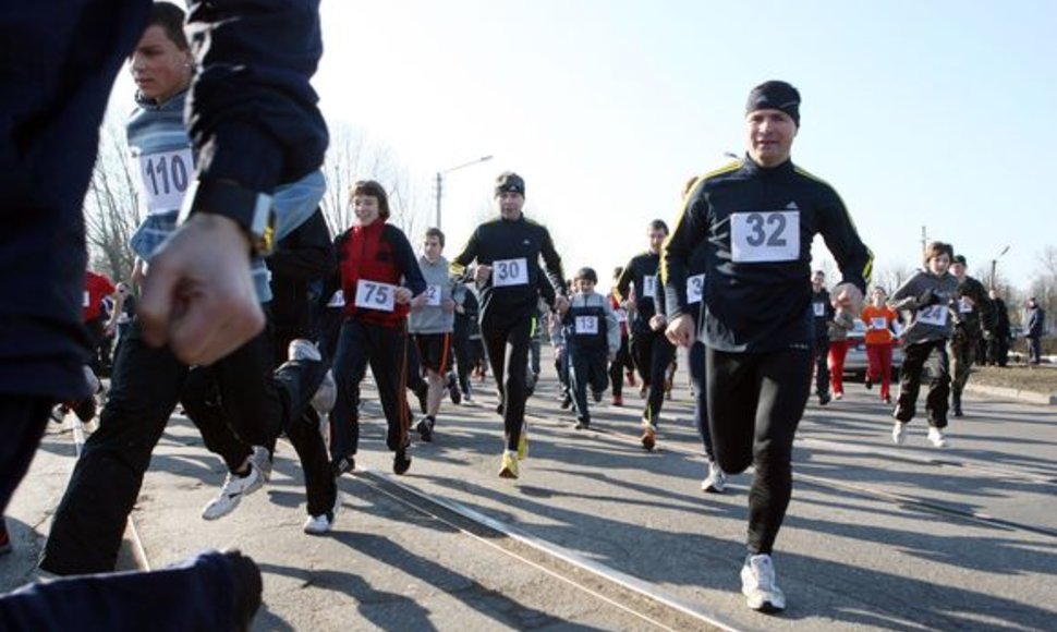 Karinių oro pajėgų jubiliejui skirtame bėgime dalyvavo beveik 150 įvairaus amžiaus bėgikų. Visiems jiems reikėjo įveikti 7,2 km. 