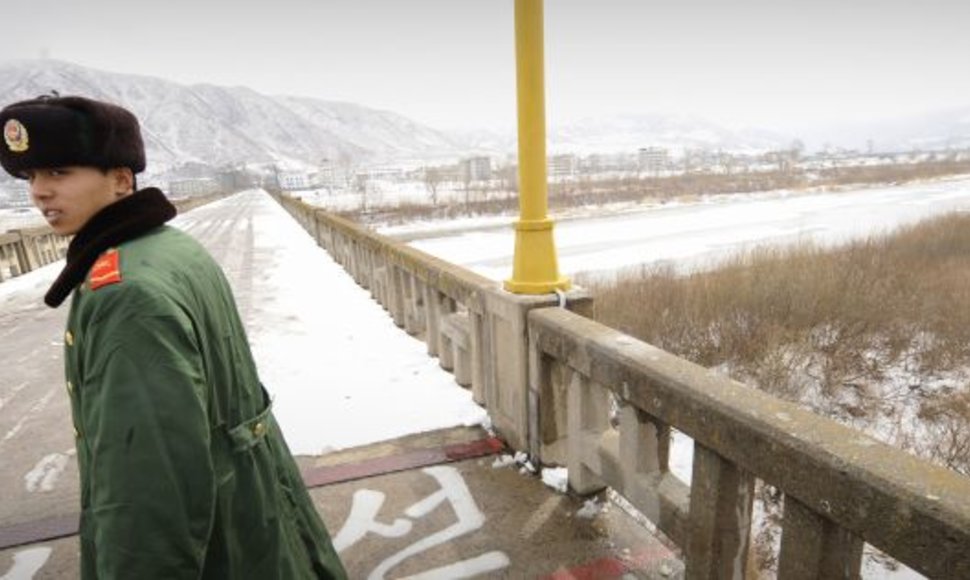 Šiaurės Korėjos pasienietis ant tilto per Tumeno upę, ant kurios ledo buvo sulaikytos amerikiečių žurnalistės.