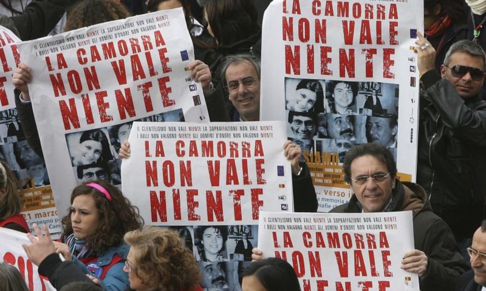 Protestuotojai laikė plakatus su užrašais „Camorra nieko neverta“.