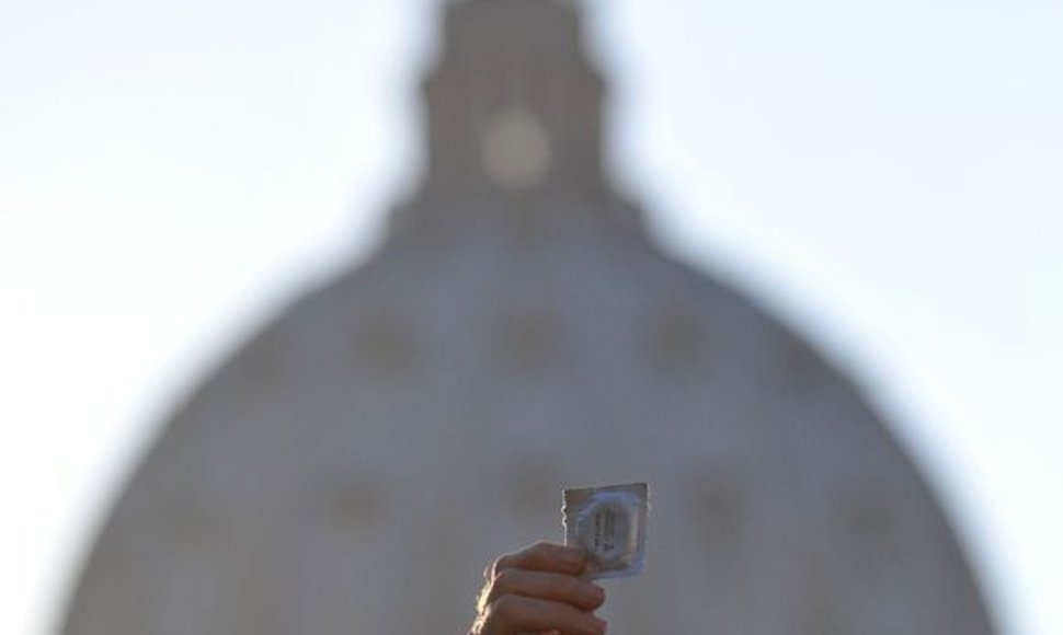 Popiežių pasitiko protestuotojai su prezervatyvais rankose.