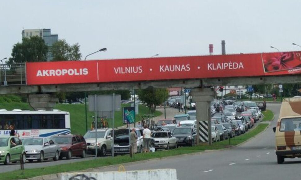 Ties Naująja perkėla nusidriekė automobilių eilės.