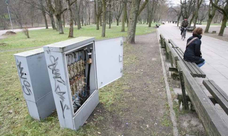 Tragiškas praėjusios savaitės įvykis, kuomet mirė elektros pastotėje nukentėjusi mergina, chuliganų nepamokė – jie ir toliau laužo pavojingus elektros įtaisus.