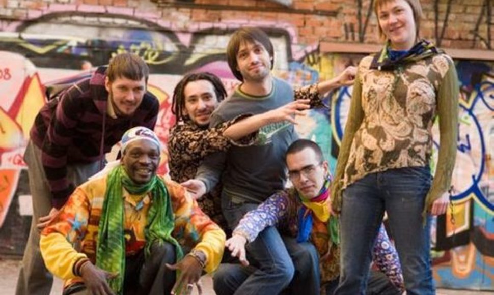 Spalvingos sudėties grupė „Simba Vibration“ prisistato grojanti afro-pozityvą. 