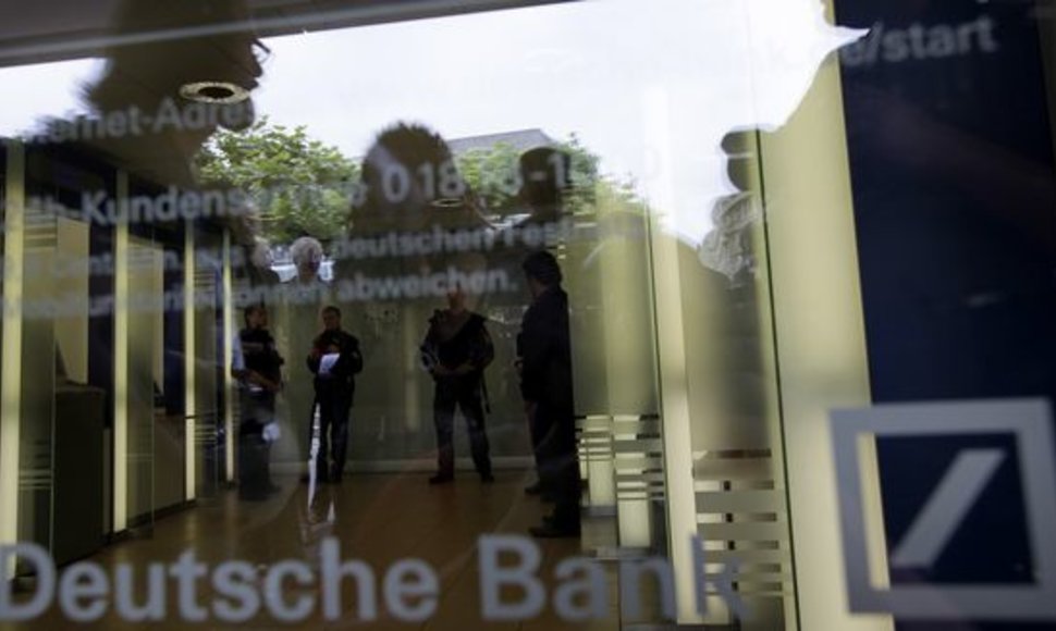 „Deutsche Bank“ kaltinamas dviejų tarybos narių ir vieno akcininko šnipinėjimu.