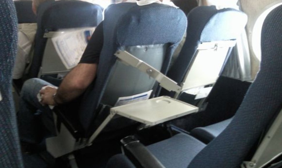 Šioje nuotraukoje matyti lėktuvo salone buvęs sulūžęs krėslas.