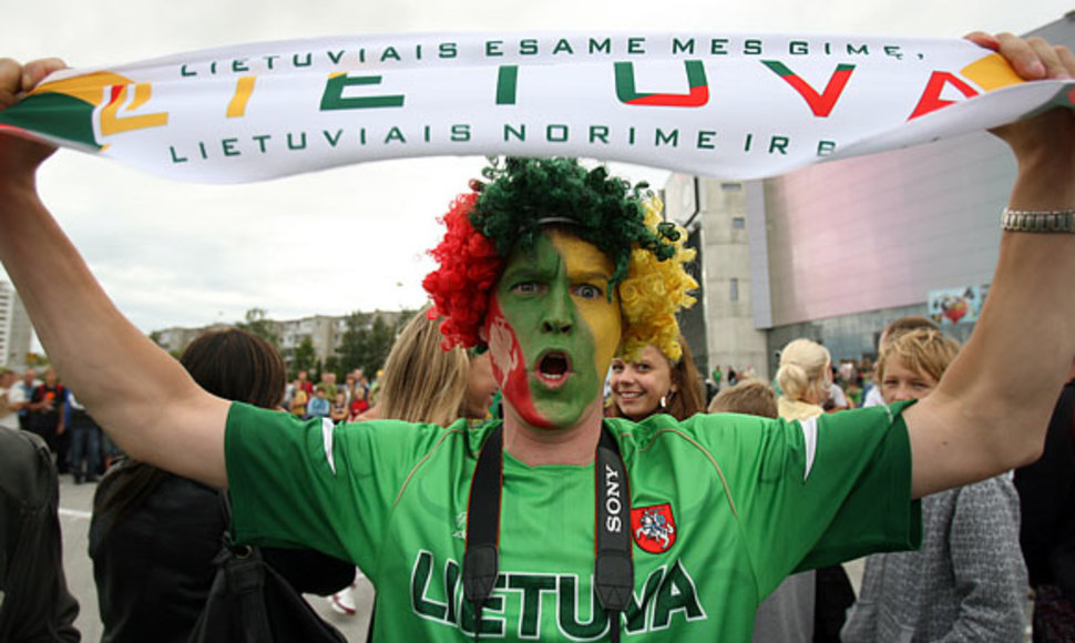 Lietuvos krepšinio aistruoliai šviečia iš tolo ryškiomis geltona, žalia ir raudona spalvomis.