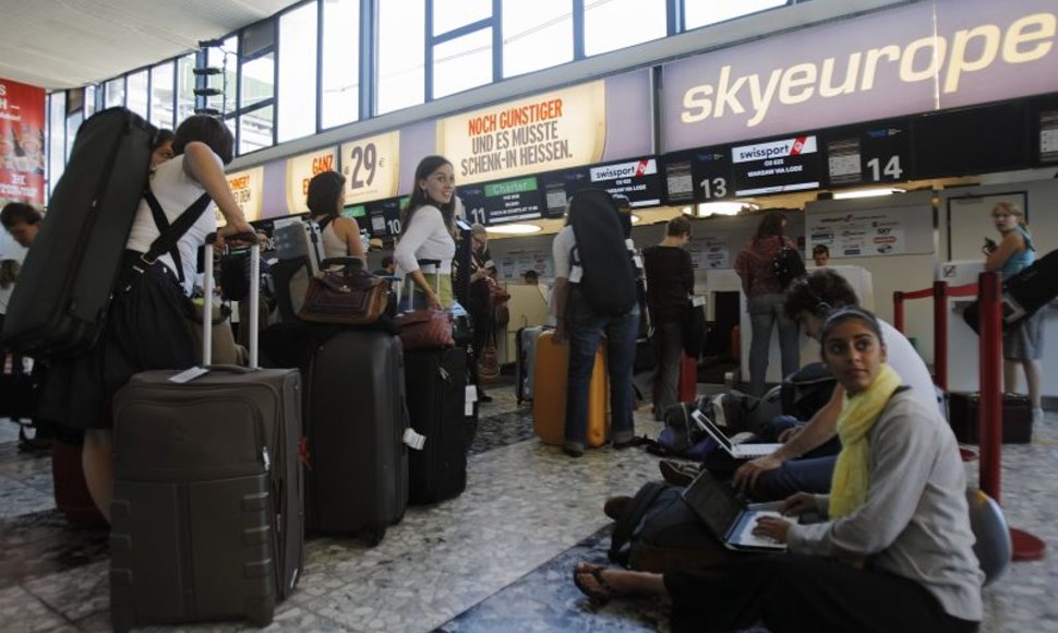„SkyEurope“ atšaukus visus skrydžius Europoje, kitų oro linijų skrydžio keleiviai laukia kaip išsigelbėjimo.