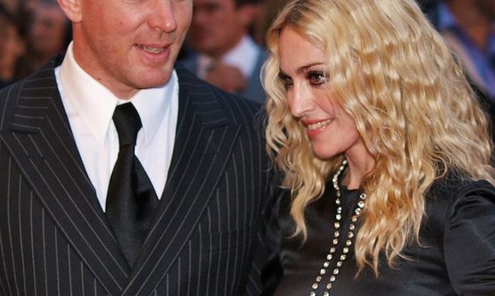 Madonna ir Guy Ritchie filmo „RocknRolla“ premjeroje atrodė laimingi būdami kartu.