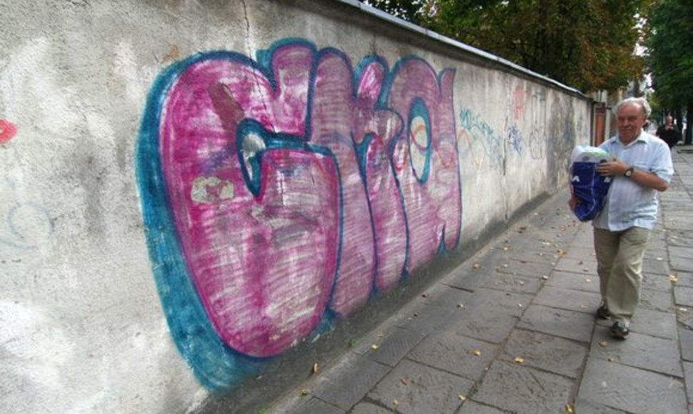Ant šios chuliganų išpaišytos tvoros, esančios Kęstučio gatvėje, grafitų gerbėjai galės kurti legaliai.