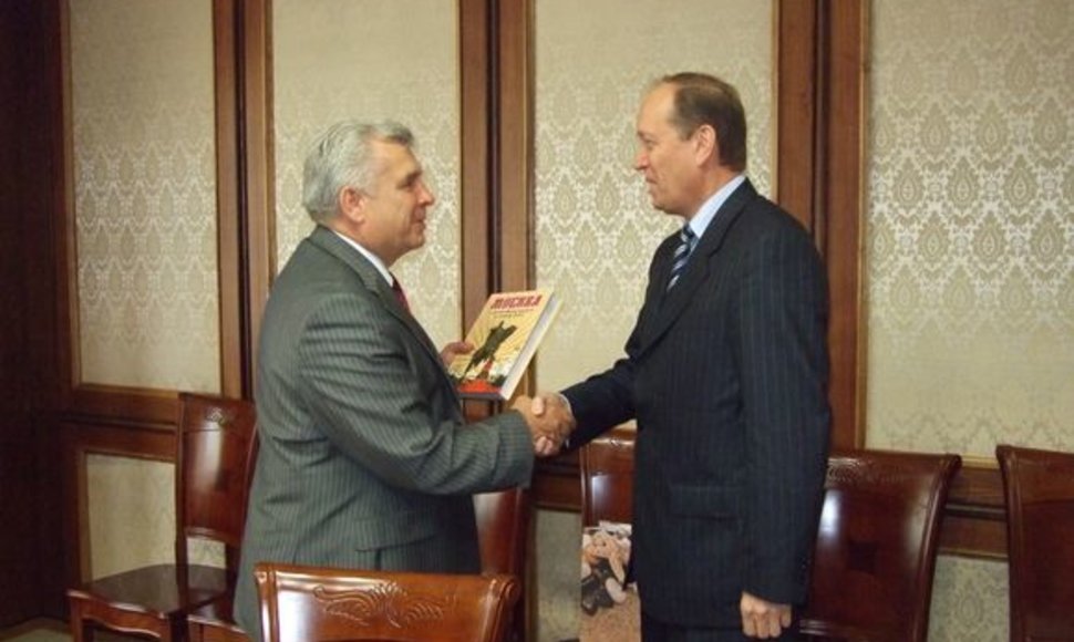 Klaipėdos meras R.Taraškevičius (k.) su Rusijos diplomatu A.Vešniakovu apsikeitė dovanomis.
