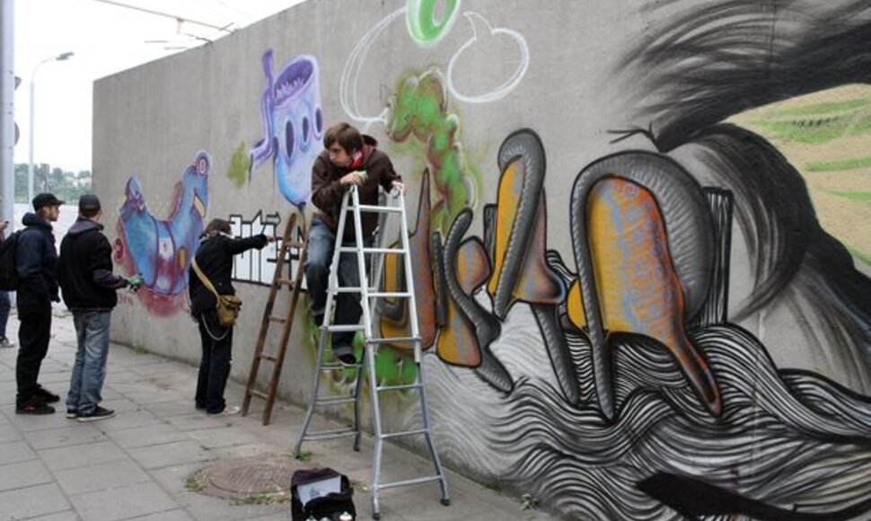 Vakar apsilankę policijos komisariate ir seniūnijoje, grafitininkai po pietų jau plu&scaron;o prie jiems paskirtos tvoros.
