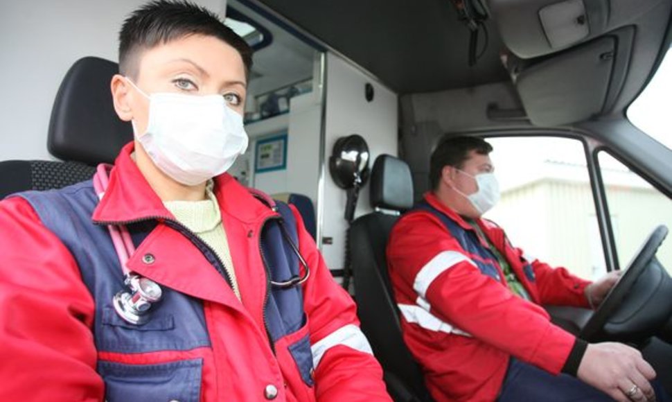 Greitosios medicinos pagalbos stotyje dirbantys medikai nuo pandeminio gripo virusų saugosi dėvėdami medicinines kaukes.