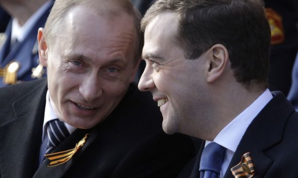 Vladimiras Putinas (kairėje) ir Dmitrijus Medvedevas (dešinėje)