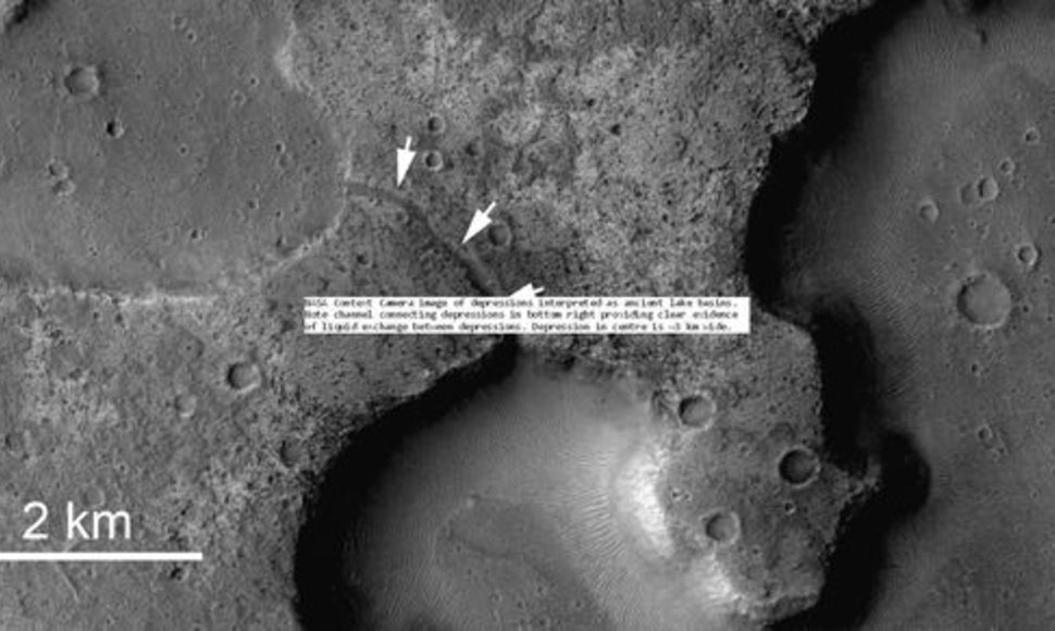 Britų mokslininkai aptiko, kad Marse esančius kraterius jungia kanalai.