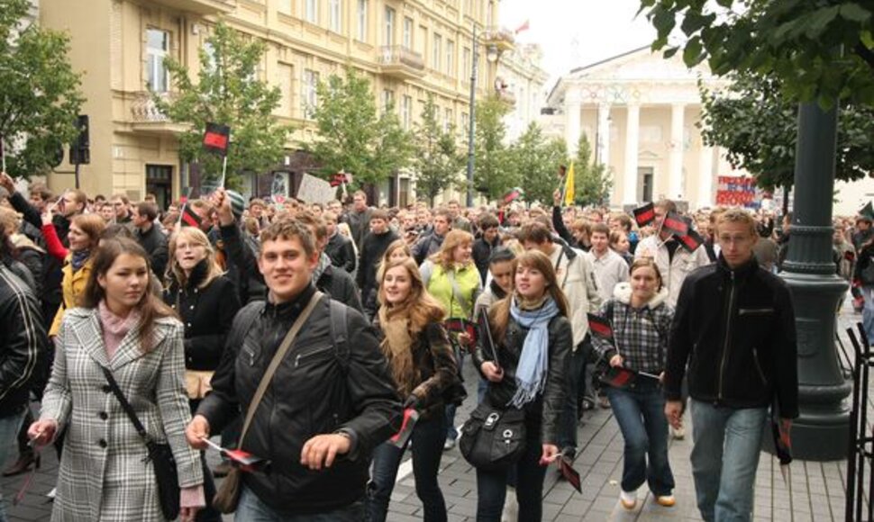 Nepatenkinti švietimo sistema, kai už mokslą nemoka tik turintys 8 ir didesnio balo semestro vidurkį turintys studentai, pastarieji protestavo gatvėse.