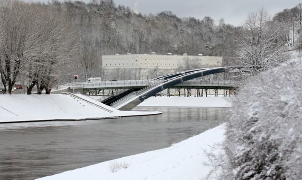 Apsnigta Neries krantinė šalia Mindaugo tilto Vilniuje.