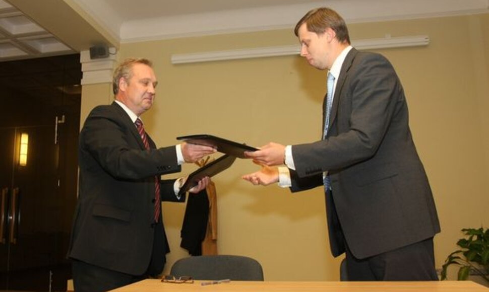 Atnaujintą sutartį pasira&scaron;ė KTU rektorius Raimundas &Scaron;iaučiūnas (kairėje) ir A.Kupčinskas.