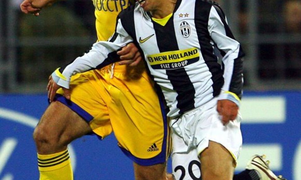 Vitalis Kazantsevas i&scaron; BATE (kairėje) prie&scaron; Sebastianą Giovinco'ą i&scaron; &bdquo;Juventus&ldquo;