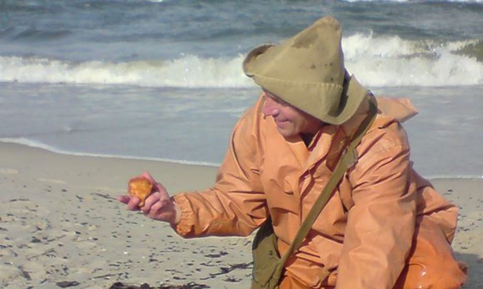 Šie didžiuliai gintarai – klaipėdiečio pasididžiavimas. Juos vyras tvirtina surinkęs Baltijos jūros pakrantėje po nemažos audros.