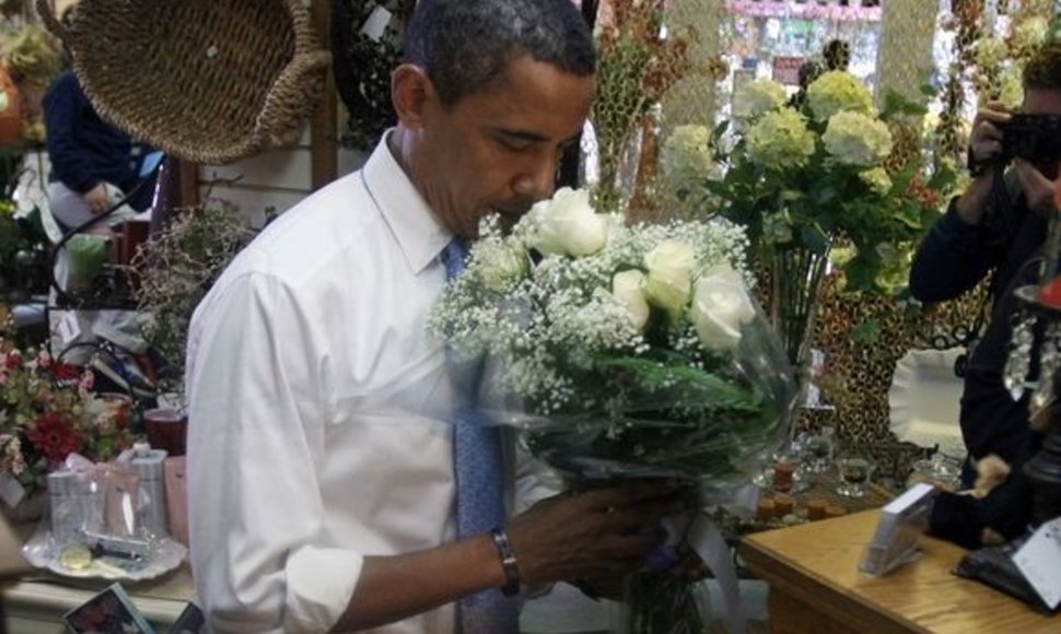 Barackas Obama perka rožes žmonai.