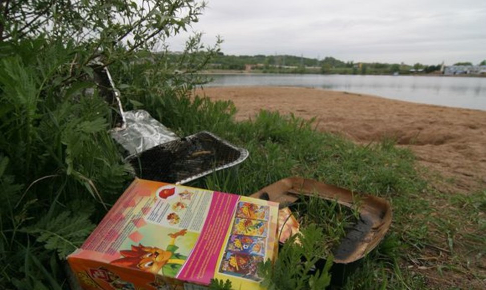 Lampėdžių karjero paplūdimį itin pamėgę miestiečiai čia neretai palieka daug šiukšlių.