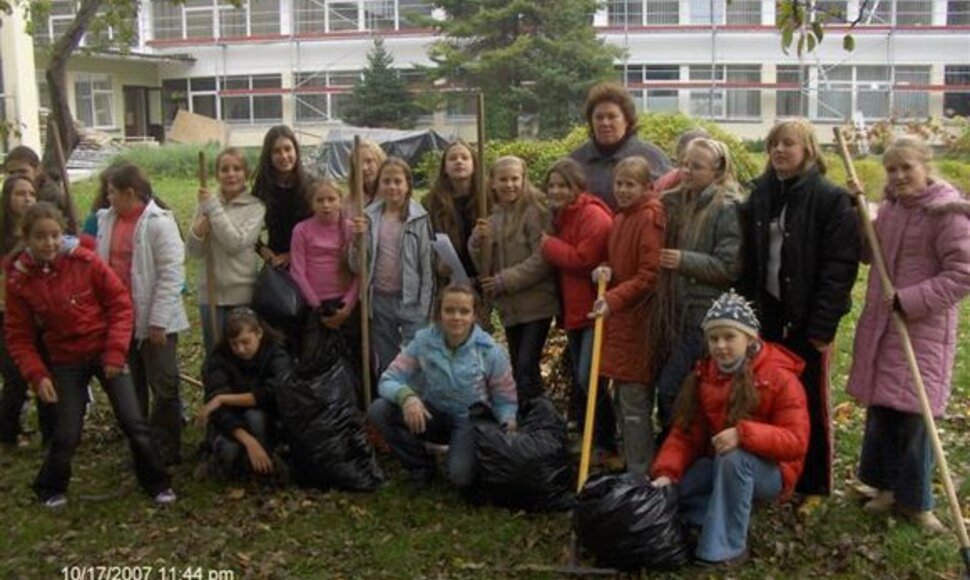 Į kasmetinę akciją &bdquo;I&scaron;valykime pasaulį&ldquo; tvarkyti aplinkos susibūria ir maži, ir dideli.