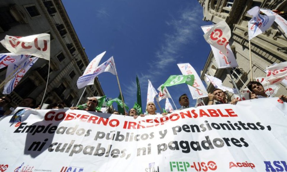 Ispanai streikuoja prieš Vyriausybės taupymo planą, pagal kurį atlyginimai viešojo sektoriaus darbuotojams mažinami vidutiniškai 5 procentais.