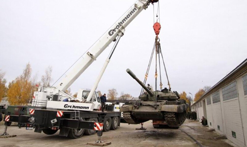 Sovietų sąjungoje sukonstruoti tankai T-72 ir T-55 pagal licenziją buvo gaminami tuometinės Varšuvos pakto šalyse – Čekijoje, Lenkijoje, Jugoslavijoje. Jie sveria per 40 tonų.
